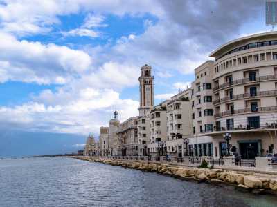 Oltrepassato largo Luigi Giannella (la cosiddetta �rotonda�), l'arteria si trasforma in lungomare Nazario Sauro e spalleggia il quartiere Madonnella, il cui affaccio al mare � rappresentato da grandi edifici istituzionali sorti duranti il Fascismo, tra i quali si distingue la torre del palazzo della Provincia